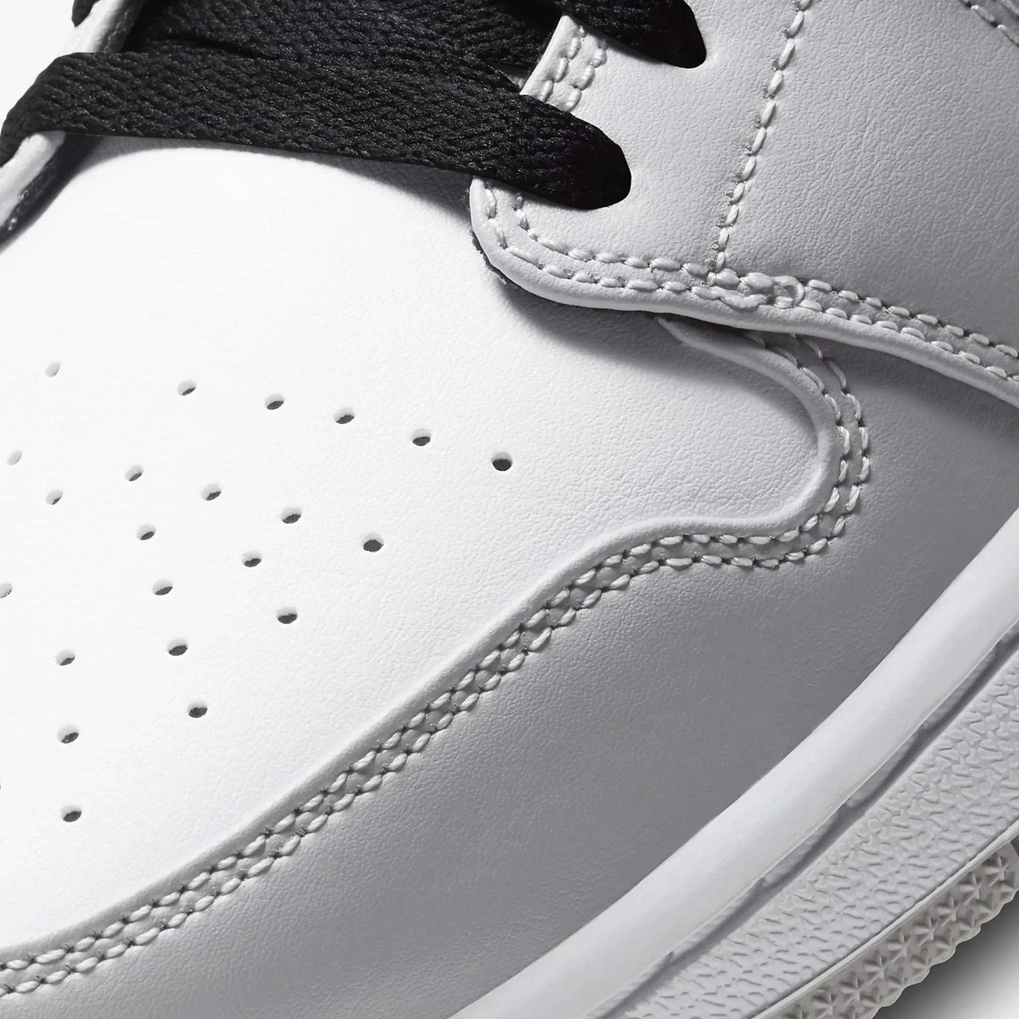 Air Jordan 1 Mid Light Smoke Grey< Trainers